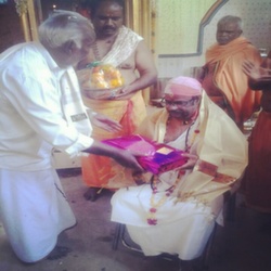 Honoring Guruji by  Kamashibeedi Shivamogga devotees