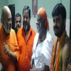 Guruji at Sabaraimalai along with Kannada veteran Senior actor Late Shivaram Swami