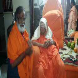 Guruji along with Karnataka Ratna Sri Sri Siddaganga Swamiji